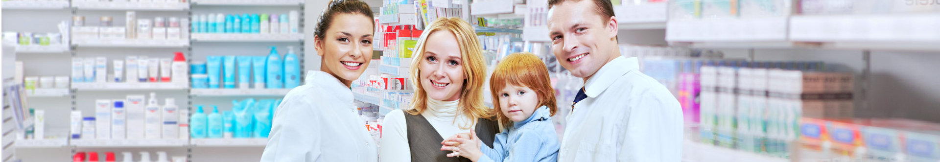 photo of a mother and child in between two pharmacists